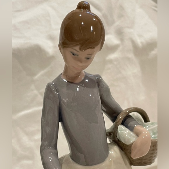 Lladró “Pacing the Ducks” Porcelain Retired Figurine. No Box. - Picture 9 of 12